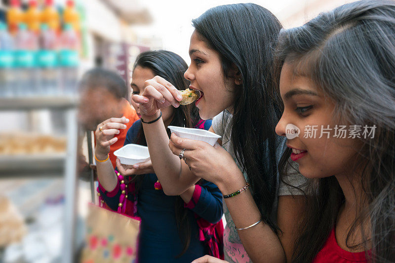 快乐美丽的女孩吃pani puri